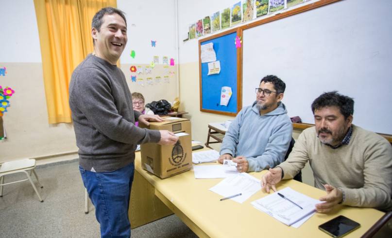 El precandidato Juan Pablo Luque emitió su voto en la Escuela Nº 119 de Comodoro.   
