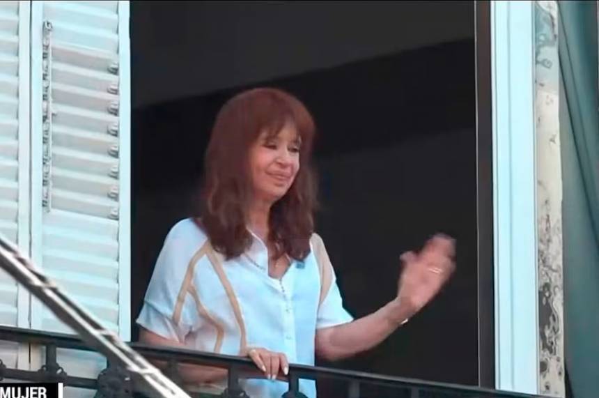 Cientos de manifestantes se concentran en San José 1111, donde Cristina Kirchner cumple con la prisión domiciliaria ordenada por la Corte, para luego marchar hacia Plaza Congreso por el Día Internacional de la Mujer Trabajadora.