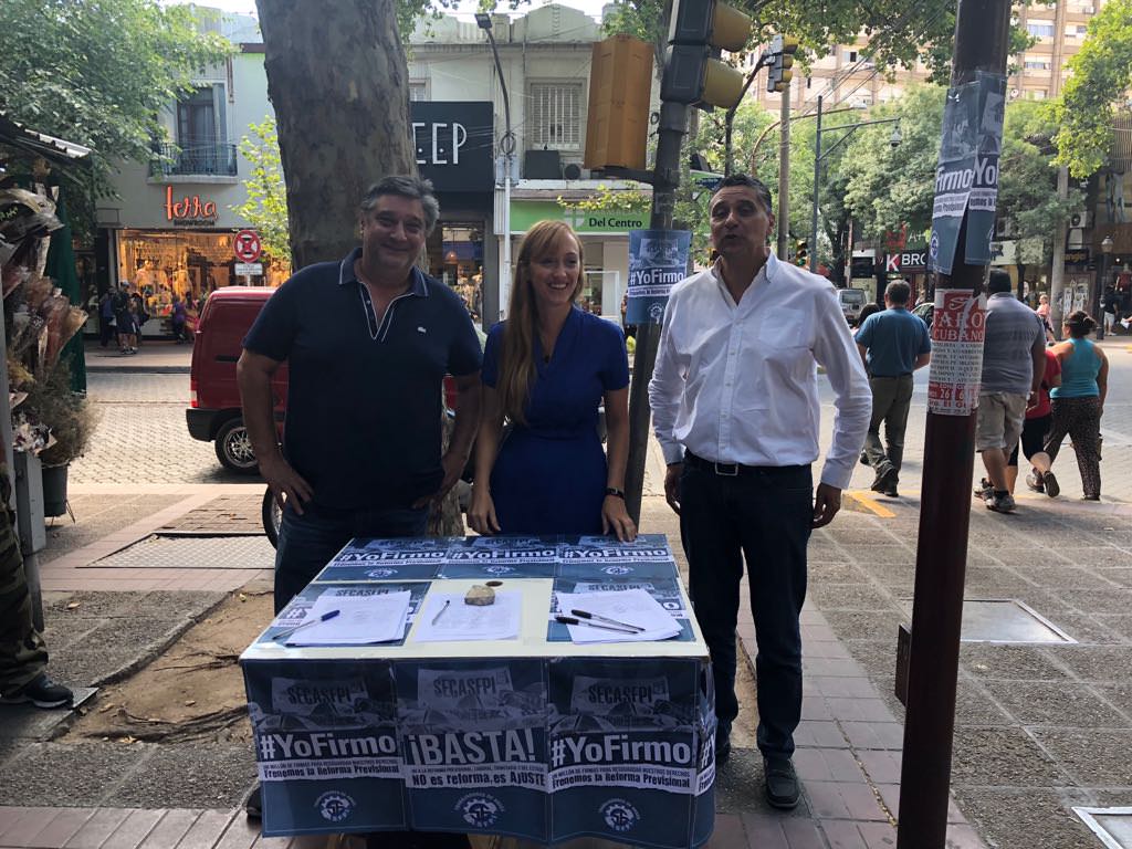 Carlos Ortega junto a la senadora Anabel Fernández Sagasti y  el titular de La Bancaria Mendoza Sergio Giménez 