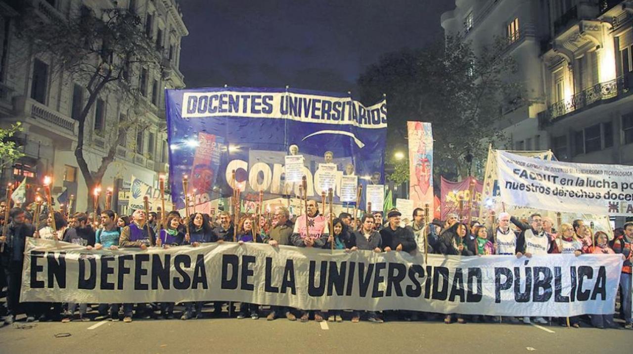 Bajo la lluvia la marcha multitudinaria en defensa de la Universidad Pública