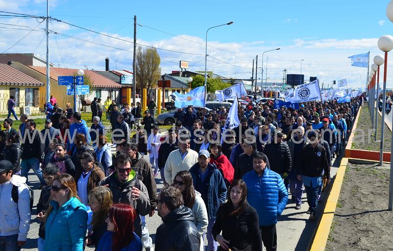 Por las calles riograndenses en defensa de la ley 19640, la industria nacional, los puestos de trabajo y la soberanía nacional Foto Gremiales del sur