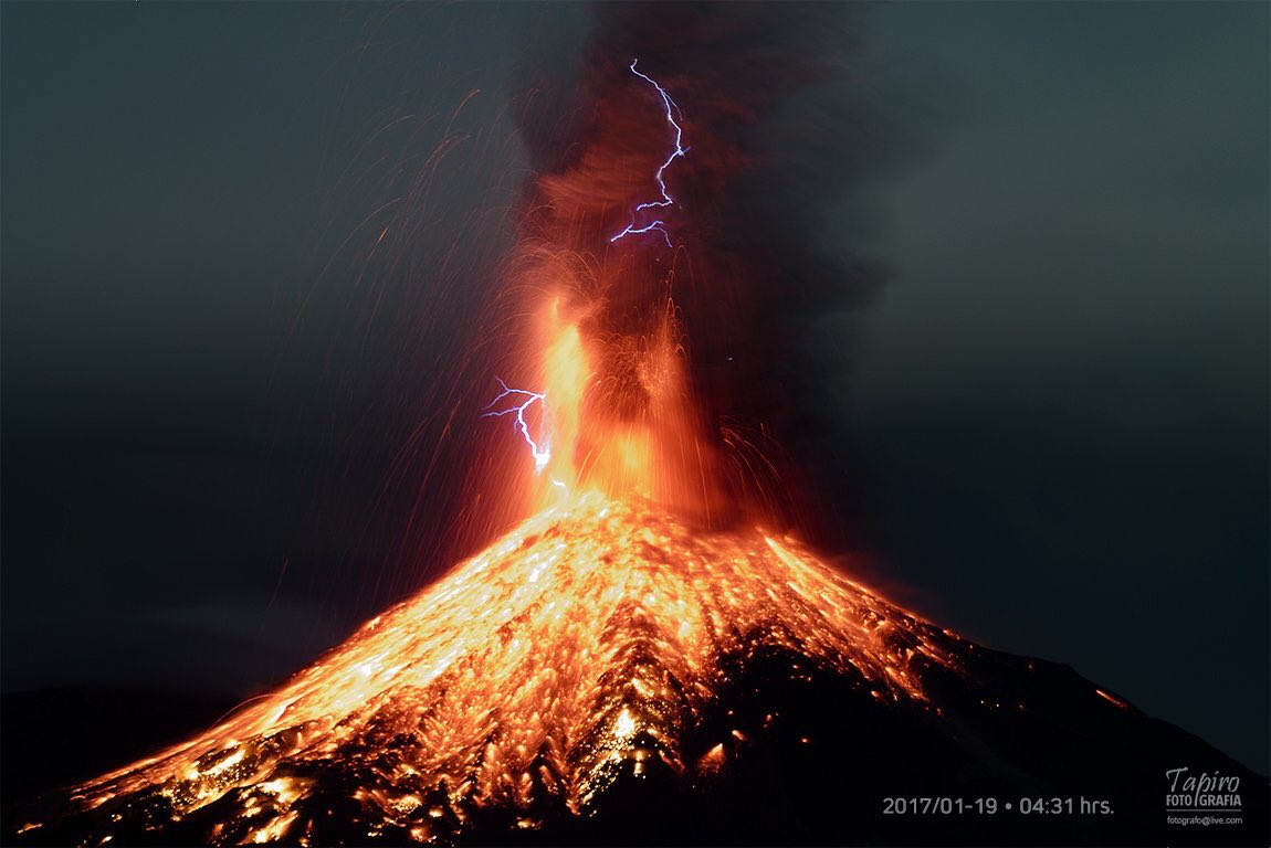 Espectacular erupción nocturna del volcán de Colima en México