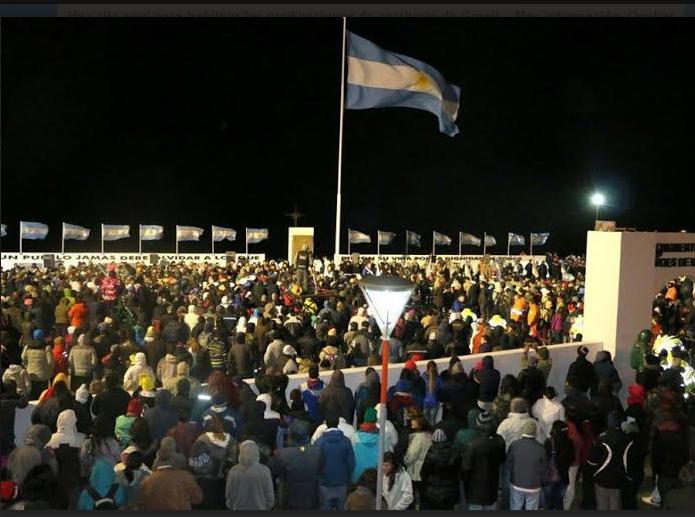  Foto:Sentimiento irrenunciable de La Vigilia por Malvinas convocó a cientos de Fueguinos en Río Grande todos los 2 de abril
